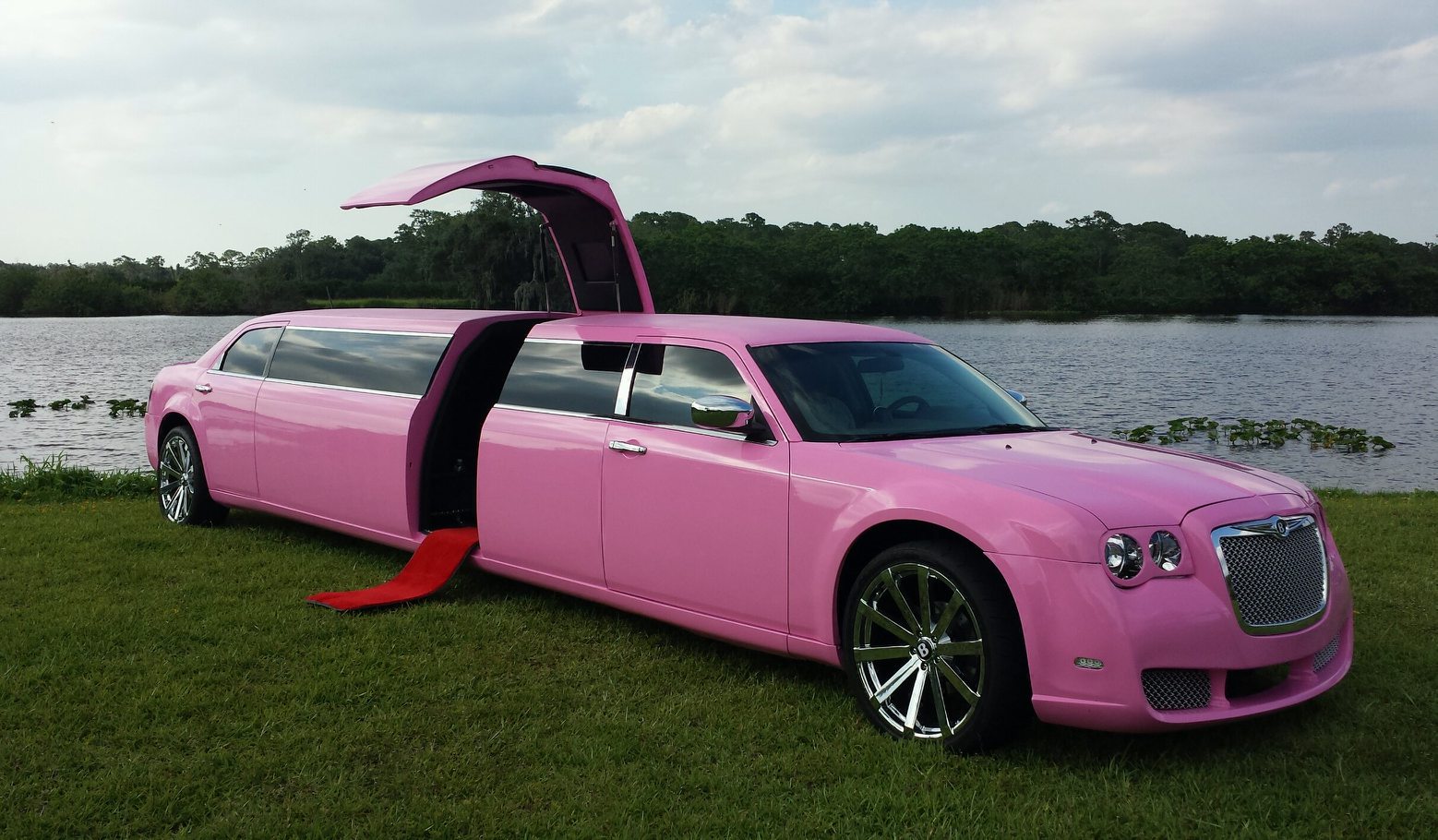 St Petersburg Pink Chrysler 300 Limo 